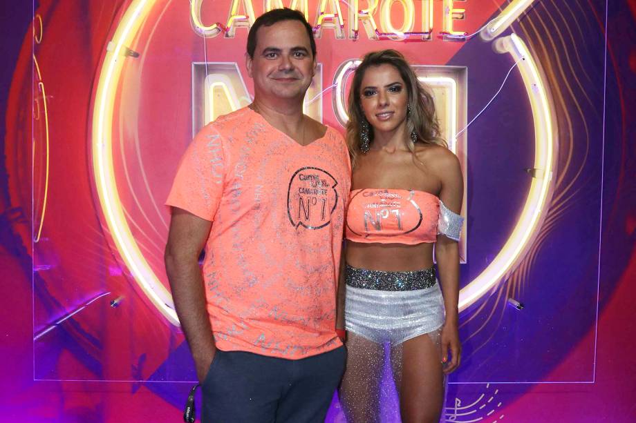 Márvio Lúcio e Paola Machado posam para foto em camarote localizado no Sambódromo da Marquês de Sapucaí - 03/03/2019