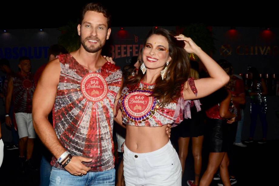 O ex-BBB Eliéser Ambrósio e a modelo Kamilla Salgado posam para foto em camarote no Sambódromo do Anhembi, em São Paulo (SP) - 01/03/2019