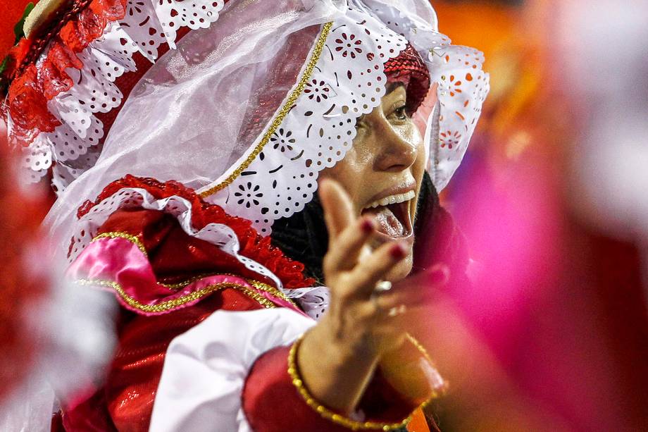 Componente da escola de samba Rosas de Ouro, durante desfile no Sambódromo do Anhembi - 03/03/2019