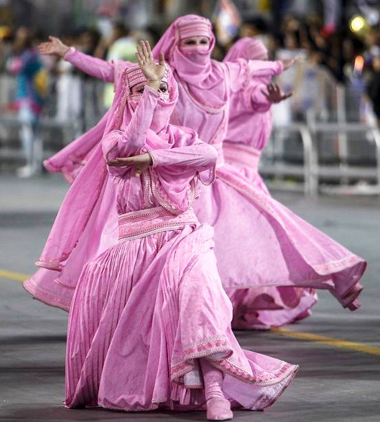 Componentes da escola de samba Rosas de Ouro, durante desfile no Sambódromo do Anhembi - 03/03/2019