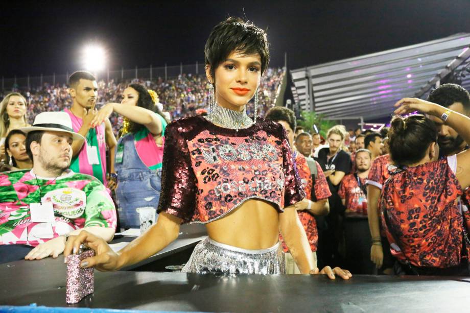 Bruna Marquezine posa para foto em camarote no Sambódromo da Marquês de Sapucaí - 05/03/2019