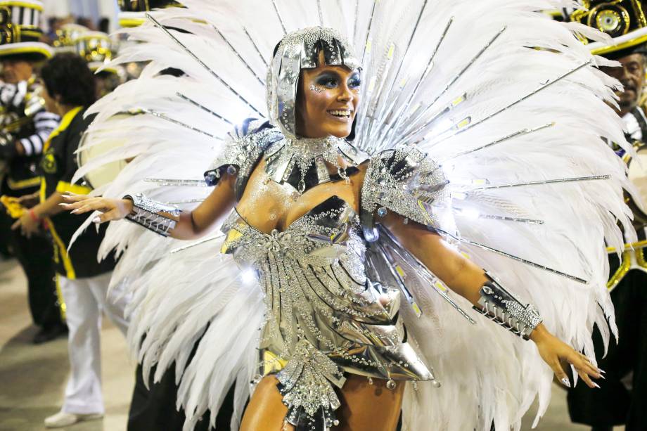 Raphaela Gomes, rainha da bateria da escola de samba São Clemente, durante desfile no Sambódromo da Marquês de Sapucaí - 04/03/2019