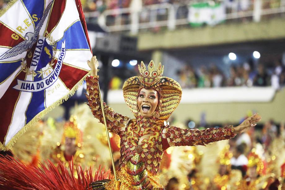 Porta-bandeira da escola de samba União da Ilha durante desfile na Marquês de Sapucaí - 05/03/2019