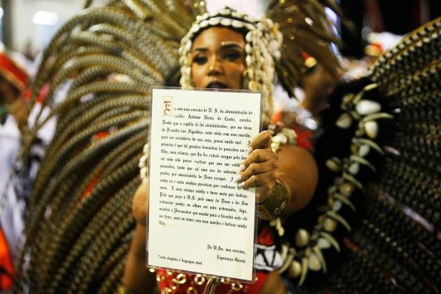 Evelyn Bastos, rainha de bateria da escola de samba Estação Primeira de Mangueira, é vista com exemplar de lei sobre posse de escravos, durante desfile - 05/03/2019 Evelyn Bastos, rainha de bateria da escola de samba Estação Primeira de Mangueira, é vista com exemplar de lei sobre posse de escravos, durante desfile - 05/03/2019