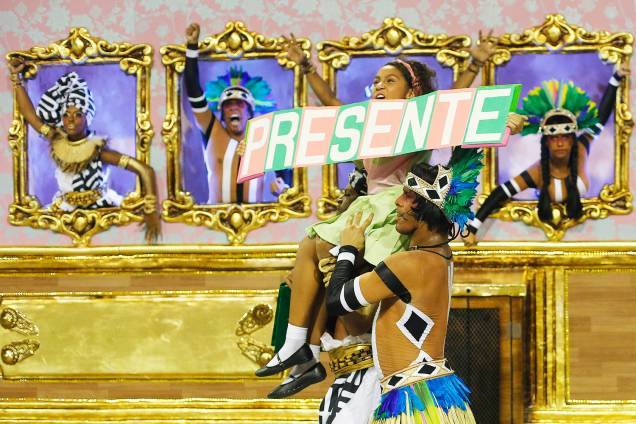 Com o enredo 'História pra ninar gente grande', a escola de samba Estação Primeira de Mangueira desfila no Sambódromo da Marquês de Sapucaí - 05/03/2019 Com o enredo 'História pra ninar gente grande', a escola de samba Estação Primeira de Mangueira desfila no Sambódromo da Marquês de Sapucaí - 05/03/2019