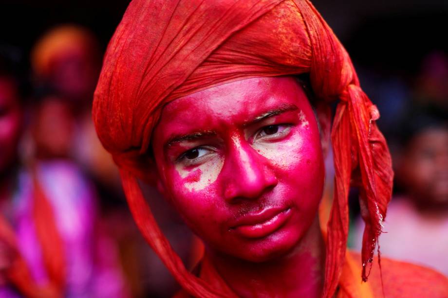 Devoto hindu participa do festival religioso de Holi dentro de um templo na aldeia de Nandgaon, no estado de Uttar Pradesh, Índia - 16/03/2019