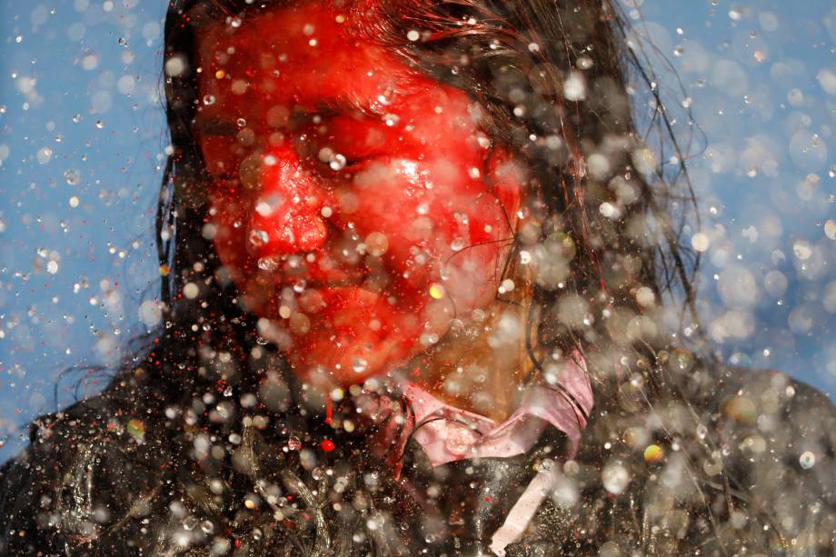 Estudante celebra o Festival das Cores, em uma faculdade de Katmandu, Nepal - 19/03/2019