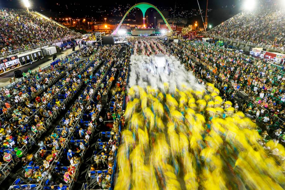 Rastros da passagem da escola de samba Mangueira durante desfile na Marquês de Sapucaí - 05/03/2019