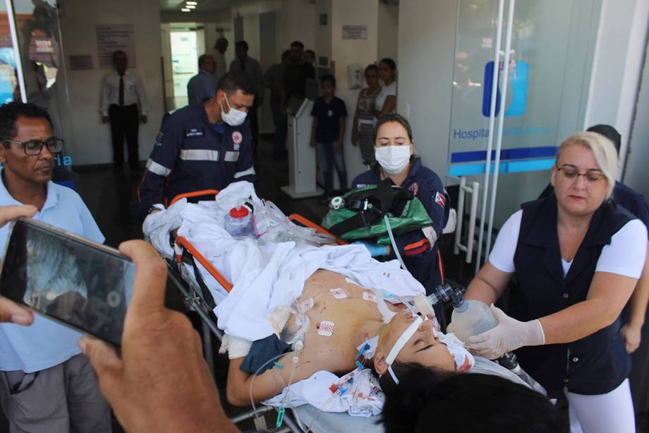 Adolescente ferido em tiroteio na Escola Estadual Raul Brasil, em Suzano (SP), é transferido de ambulância do Hospital Santa Maria para a Santa Casa - 13/03/2019