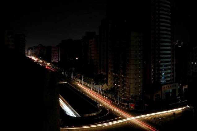 Carro trafegam em uma das principais avenidas da cidade durante o segundo dia do apagão em Caracas, Venezuela - 10/03/2019 Carro trafegam em uma das principais avenidas da cidade durante o segundo dia do apagão em Caracas, Venezuela - 10/03/2019