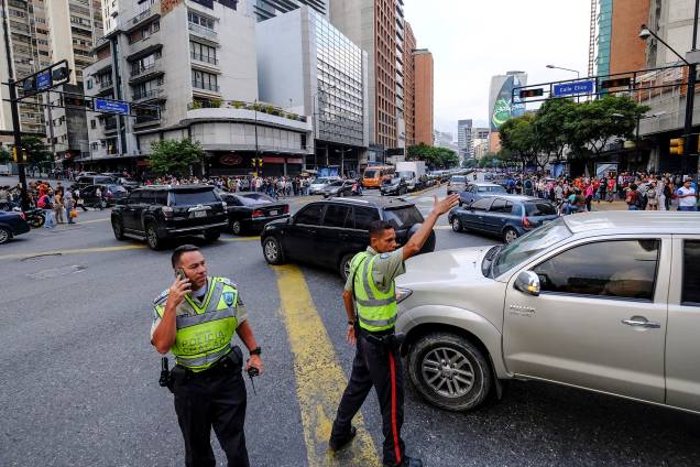 Policiais direcionam o tráfego em uma interseção durante um corte de energia em Caracas, na Venezuela - 07/03/2019 Policiais direcionam o tráfego em uma interseção durante um corte de energia em Caracas, na Venezuela - 07/03/2019
