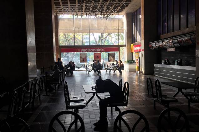 Shopping center fica às escuras durante apagão em Caracas, Venezuela - 08/03/2019 Shopping center fica às escuras durante apagão em Caracas, Venezuela - 08/03/2019