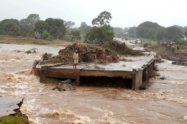 Homem observa parte de ponte que foi levada após passagem de ciclone em Chimanimani, Zimbábue - 18/03/2019 Homem observa parte de ponte que foi levada após passagem de ciclone em Chimanimani, Zimbábue - 18/03/2019