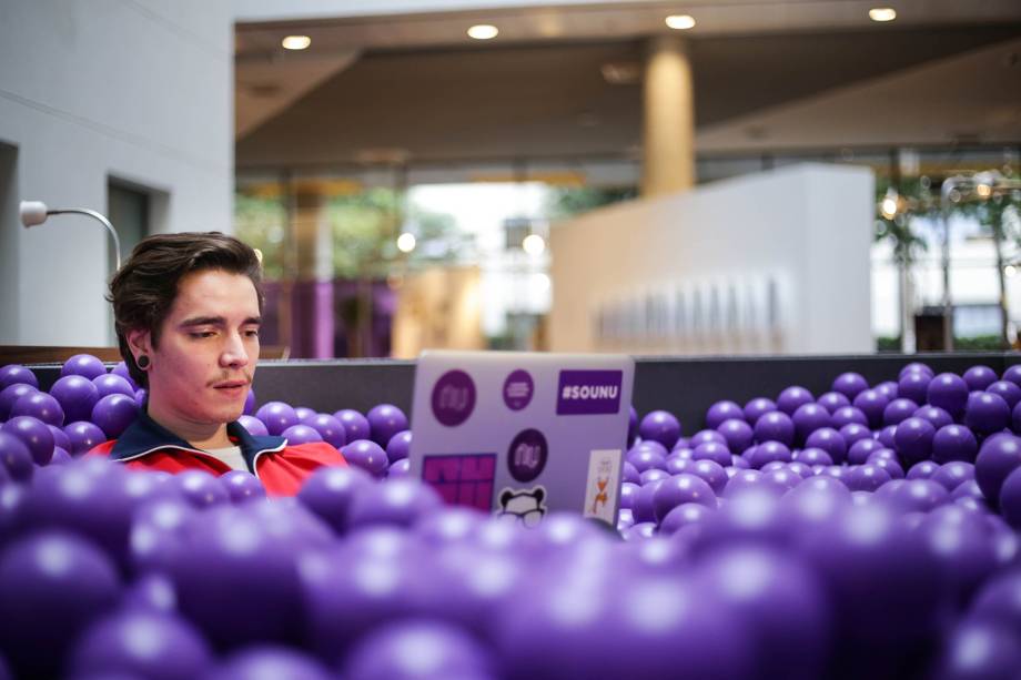 Colaborador em piscina de bolinhas no escritório do Nubank, em São Paulo