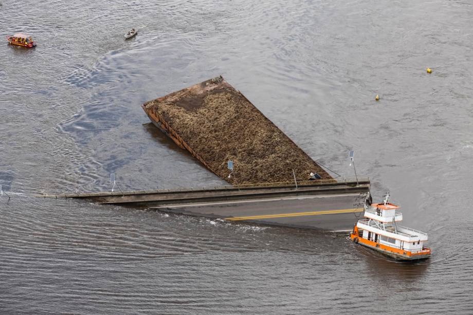 Parte de uma ponte do complexo Alça Viária, que liga regiões do Pará, caiu sobre o Rio Moju próximo ao município de Acará - 06/04/2019