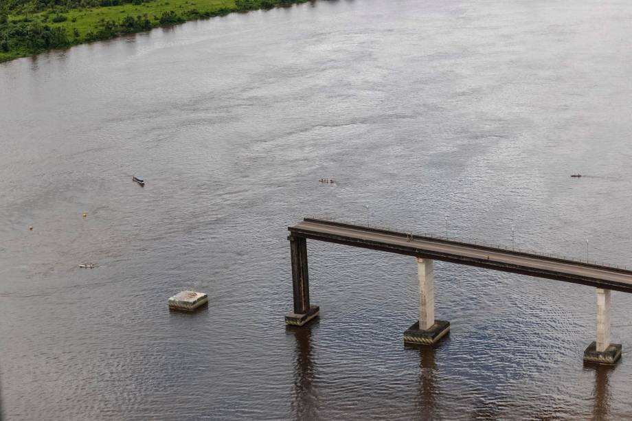 Parte de uma ponte do complexo Alça Viária, que liga regiões do Pará, caiu sobre o Rio Moju próximo ao município de Acará - 06/04/2019