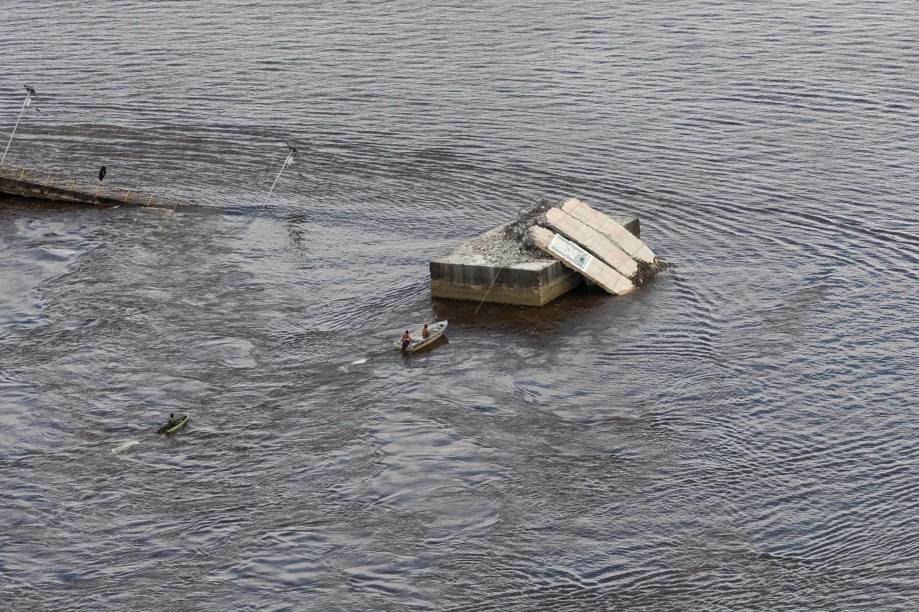 Parte de uma ponte do complexo Alça Viária, que liga regiões do Pará, caiu sobre o Rio Moju próximo ao município de Acará - 06/04/2019