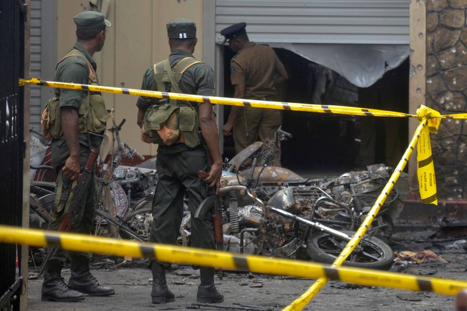 Policiais analisam a destruição de uma igreja em Batticaloa após os ataques com bomba no Sri Lanka - 21/04/2019