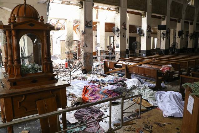 Corpos são cobertos com panos após uma explosão no Santuário de Santo Antônio, em Kochchikade, Colombo, no Sri Lanka - 21/04/2019 Corpos são cobertos com panos após uma explosão no Santuário de Santo Antônio, em Kochchikade, Colombo, no Sri Lanka - 21/04/2019