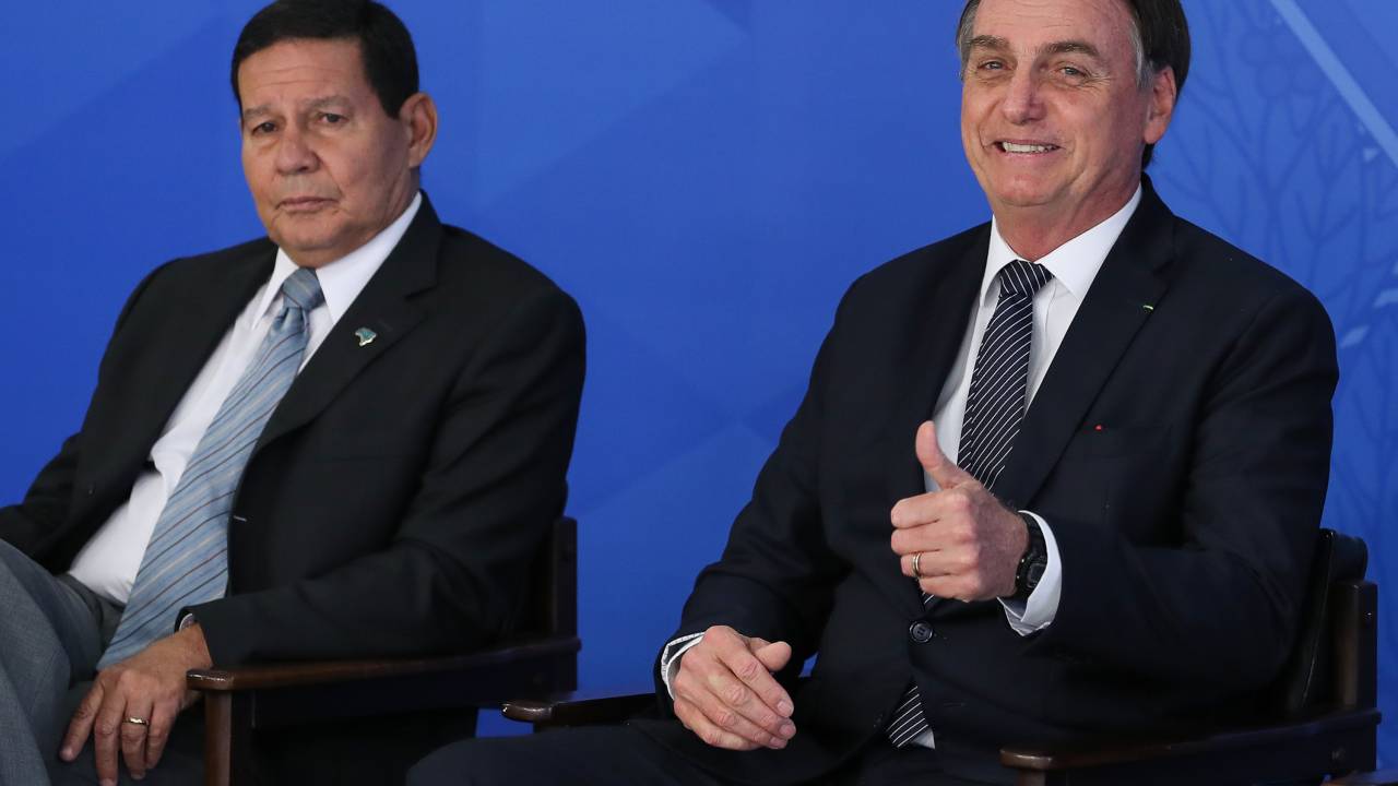 Presidente da República Jair Bolsonaro acompanhado do Vice-Presidente Hamilton Mourão durante assinatura do decreto que revoga o Horário de Verão - 25/04/2019