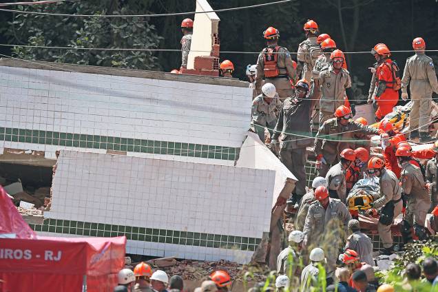 Equipe de resgate carregam vítima de desabamento de prédio na comunidade de Muzema, no Rio de Janeiro - 12/04/2019 Equipe de resgate carregam vítima de desabamento de prédio na comunidade de Muzema, no Rio de Janeiro - 12/04/2019