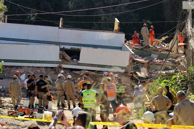 Dois prédios desabaram na Muzema, comunidade na zona oeste do Rio de Janeiro - 12/04/2019 Dois prédios desabaram na Muzema, comunidade na zona oeste do Rio de Janeiro - 12/04/2019