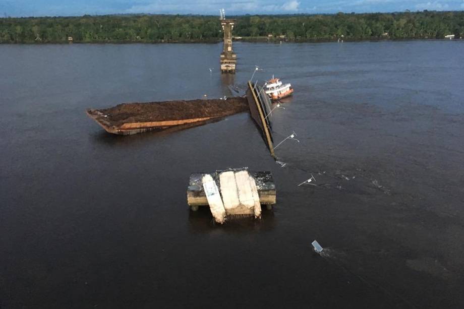 Parte de uma ponte do complexo Alça Viária, caiu no Rio Moju, próximo à entrada do município de Acará a cerca de 100 Km de Belém no Pará