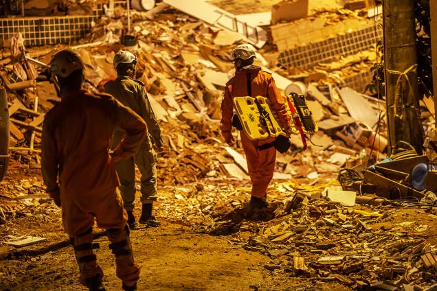 Bombeiros procuram vítimas em meio aos escombros após desabamento de prédios em Muzema, no Rio de Janeiro - 13/04/2019 Bombeiros procuram vítimas em meio aos escombros após desabamento de prédios em Muzema, no Rio de Janeiro - 13/04/2019
