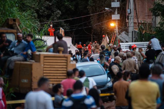 Bombeiros procuram vítimas em meio aos escombros após desabamento de prédios em Muzema, no Rio de Janeiro - 13/04/2019 Bombeiros procuram vítimas em meio aos escombros após desabamento de prédios em Muzema, no Rio de Janeiro - 13/04/2019