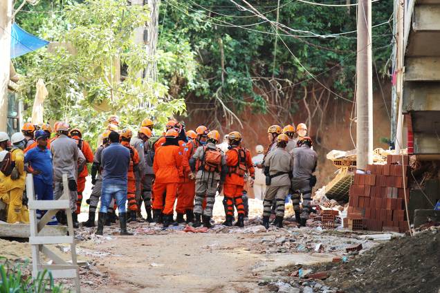 Bombeiros procuram vítimas em meio aos escombros após desabamento em Muzema, no Rio de Janeiro - 13/04/2019 Bombeiros procuram vítimas em meio aos escombros após desabamento em Muzema, no Rio de Janeiro - 13/04/2019