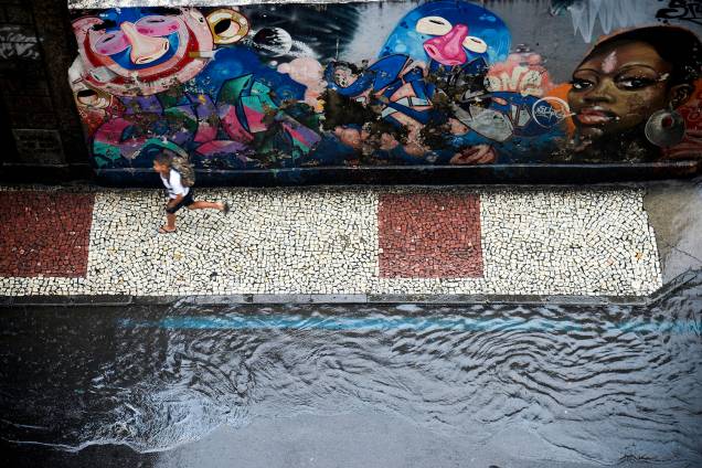 Temporal atinge o Rio de Janeiro causando vários estragos. Na praia de Botafogo, passagem de pedestre é alagada e lixo se espalha pelo calçadão - 09/04/2019 Temporal atinge o Rio de Janeiro causando vários estragos. Na praia de Botafogo, passagem de pedestre é alagada e lixo se espalha pelo calçadão - 09/04/2019