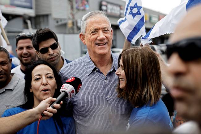 Benjamin Gantz O general Benjamin Gantz, do Kahol Lavan, em campanha em Rehovot: acusações a Netanyahu, mas promessas tão conservadoras quando as do concorrente – 05/04/2019