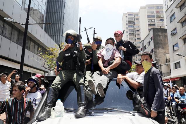 Membros da Guarda Nacional aderem aos protestos em apoio ao autoproclamado presidente da Venezuela, Juan Guaidó - 30/04/2019 Membros da Guarda Nacional aderem aos protestos em apoio ao autoproclamado presidente da Venezuela, Juan Guaidó - 30/04/2019