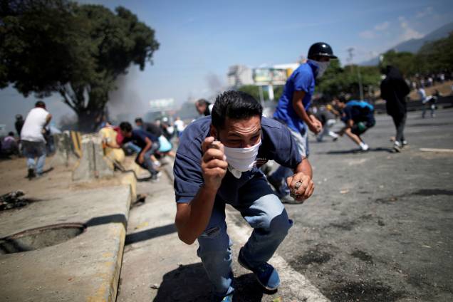 Manifestantes entram em confronto com a Guarda Nacional Bolivariana, próximos da base aérea Generalisimo Francisco de Miranda "La Carlota", em Caracas - 30/04/2019 Manifestantes entram em confronto com a Guarda Nacional Bolivariana, próximos da base aérea Generalisimo Francisco de Miranda "La Carlota", em Caracas - 30/04/2019