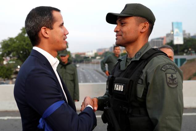 O presidente autoproclamado da Venezuela, Juan Guaidó, cumprimenta um membro das Força Armada Nacional Bolivariana perto da Base Aérea "La Carlota", em Caracas - 30/04/2019 O presidente autoproclamado da Venezuela, Juan Guaidó, cumprimenta um membro das Força Armada Nacional Bolivariana perto da Base Aérea "La Carlota", em Caracas - 30/04/2019