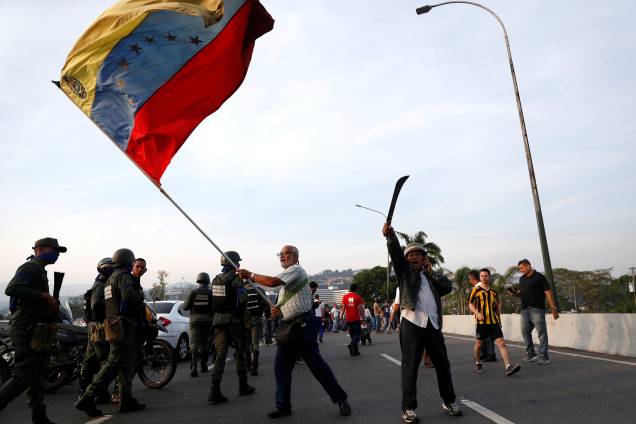 Manifestante de oposição agita uma bandeira venezuelana perto da Base Aérea "La Carlota", em Caracas - 30/01/2019 Manifestante de oposição agita uma bandeira venezuelana perto da Base Aérea "La Carlota", em Caracas - 30/01/2019