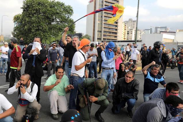Manifestantes de oposição ao governo de Nicolás Maduro se reúnem nos arredores da Base Aérea "La Carlota", em Caracas, Venezuela - 30/04/2019 Manifestantes de oposição ao governo de Nicolás Maduro se reúnem nos arredores da Base Aérea "La Carlota", em Caracas, Venezuela - 30/04/2019