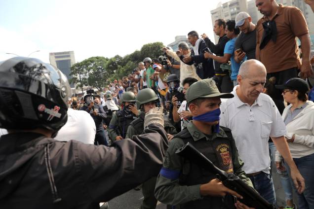 Pessoas reagem à presença de militares nos arredores da Base Aérea "La Carlota", em Caracas, na Venezuela - 30/04/2019 Pessoas reagem à presença de militares nos arredores da Base Aérea "La Carlota", em Caracas, na Venezuela - 30/04/2019