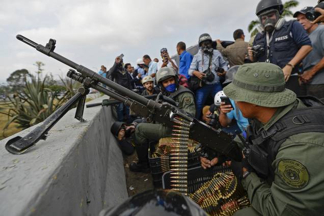 Membros da Força Armada Nacional Bolivariana (FANB) que apoiam o líder da oposição Juan Guaidó se posicionam em frente à base de La Carlota, em Caracas - 30/04/2019 Membros da Força Armada Nacional Bolivariana (FANB) que apoiam o líder da oposição Juan Guaidó se posicionam em frente à base de La Carlota, em Caracas - 30/04/2019