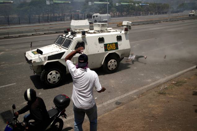Manifestante da oposição é atropelado por um veículo da Guarda Nacional Bolivariana durante confronto perto da base aérea La Carlota em Caracas, na Venezuela - 30/04/2019 Manifestante da oposição é atropelado por um veículo da Guarda Nacional Bolivariana durante confronto perto da base aérea La Carlota em Caracas, na Venezuela - 30/04/2019