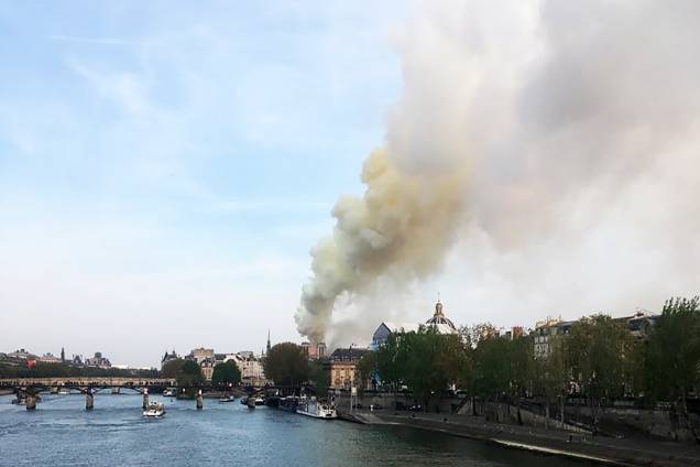 Chamas atingem a Catedral de Notre-Dame, em Paris - 15/04/2019 Chamas atingem a Catedral de Notre-Dame, em Paris - 15/04/2019