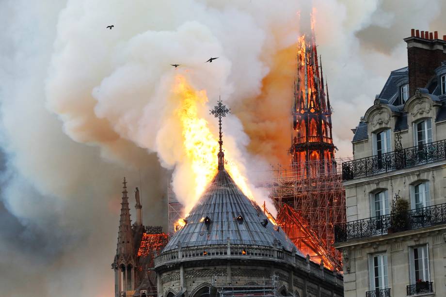 Incêndio atinge o topo da Catedral de Notre-Dame, localizada na região central de Paris, França - 15/04/2019 Incêndio atinge o topo da Catedral de Notre-Dame, localizada na região central de Paris, França - 15/04/2019