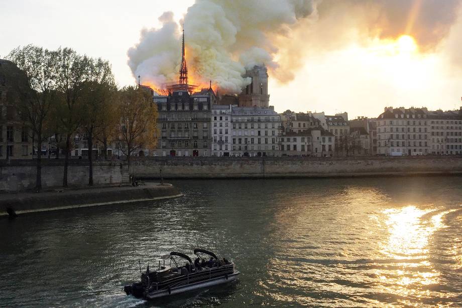 Incêndio atinge o topo da Catedral de Notre-Dame, localizada na região central de Paris, França - 15/04/2019 Incêndio atinge o topo da Catedral de Notre-Dame, localizada na região central de Paris, França - 15/04/2019