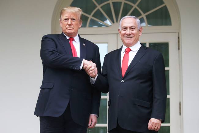 Donald Trump e Benjamin Netanyahu O presidente americano, Donald Trump, presenteia o aliado Benjamin Netanyahu na Casa Branca: reconhecimento da soberania de Israel sobre as Colinas de Golã, da Síria – 25/03/2019