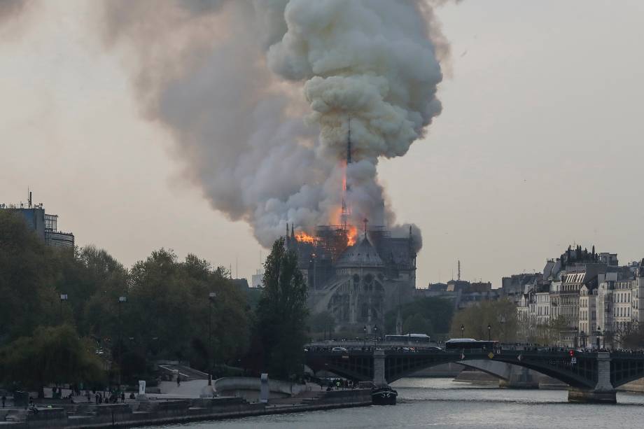 Fumaça é vista durante incêndio na Catedral de Notre-Dame, no centro de Paris - 15/04/2019 Fumaça é vista durante incêndio na Catedral de Notre-Dame, no centro de Paris - 15/04/2019