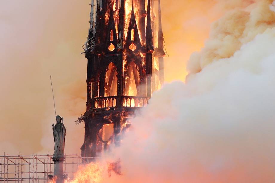 Incêndio consome torre da Catedral de Notre-Dame, localizada na região central de Paris, França - 15/04/2019 Incêndio consome torre da Catedral de Notre-Dame, localizada na região central de Paris, França - 15/04/2019