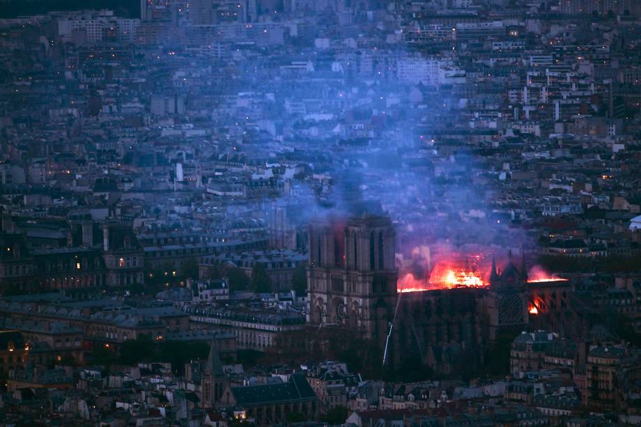Vista geral da Torre Montparnasse mostra chamas e fumaça sobre o teto da Catedral de Notre-Dame, em Paris - 15/04/2019 Vista geral da Torre Montparnasse mostra chamas e fumaça sobre o teto da Catedral de Notre-Dame, em Paris - 15/04/2019
