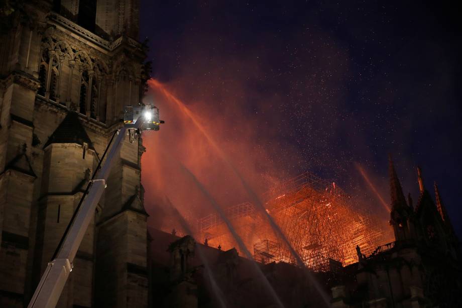 Bombeiros combatem um incêndio de grandes proporções que atinge a Catedral de Notre-Dame, em Paris - 15/04/2019 Bombeiros combatem um incêndio de grandes proporções que atinge a Catedral de Notre-Dame, em Paris - 15/04/2019