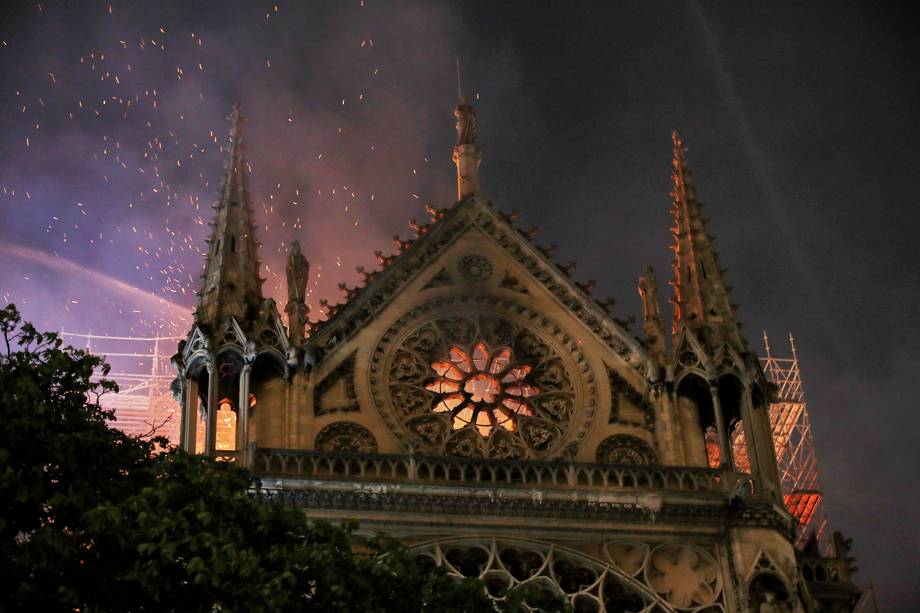 Bombeiros tentam conter chamas durante incêndio que atinge a Catedral de Notre-Dame, localizada na região central de Paris - 15/04/2019 Bombeiros tentam conter chamas durante incêndio que atinge a Catedral de Notre-Dame, localizada na região central de Paris - 15/04/2019