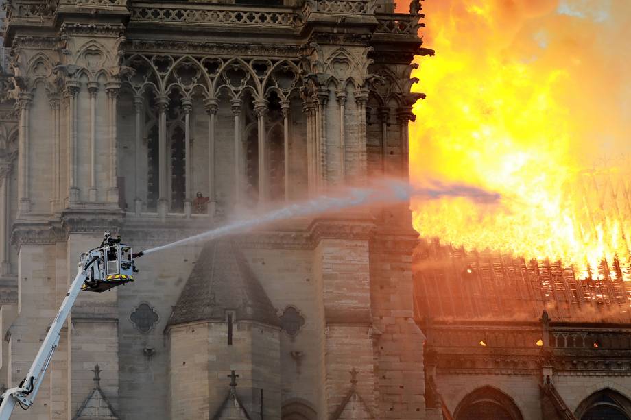 Bombeiros tentam conter chamas durante incêndio que atinge a Catedral de Notre-Dame, localizada na região central de Paris - 15/04/2019 Bombeiros tentam conter chamas durante incêndio que atinge a Catedral de Notre-Dame, localizada na região central de Paris - 15/04/2019